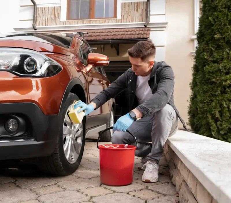 Lavage auto à domicile Merville-Franceville-Plage : professionnel intervenant sur un véhicule